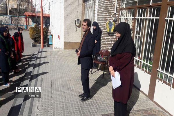 برگزاری نمایشگاه نقاشی در دبیرستان فروغ به‌مناسبت دهه فجر