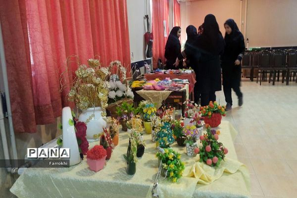 برگزاری نمایشگاه نقاشی در دبیرستان فروغ به‌مناسبت دهه فجر