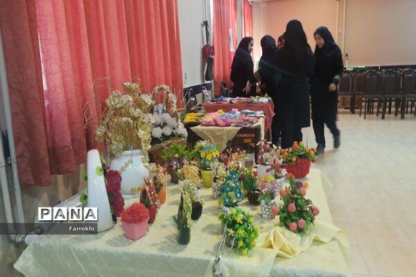 برگزاری نمایشگاه نقاشی در دبیرستان فروغ به‌مناسبت دهه فجر