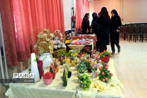برگزاری نمایشگاه نقاشی در دبیرستان فروغ به‌مناسبت دهه فجر
