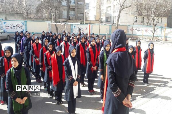 برگزاری نمایشگاه نقاشی در دبیرستان فروغ به‌مناسبت دهه فجر