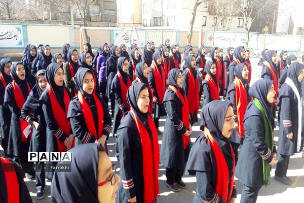 برگزاری نمایشگاه نقاشی در دبیرستان فروغ به‌مناسبت دهه فجر