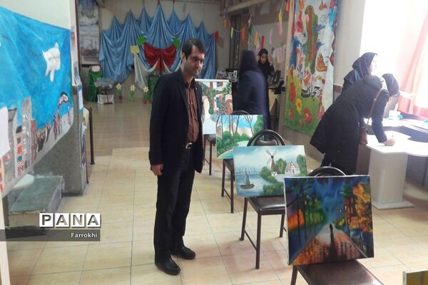 برگزاری نمایشگاه نقاشی در دبیرستان فروغ به‌مناسبت دهه فجر