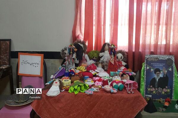 برگزاری نمایشگاه نقاشی در دبیرستان فروغ به‌مناسبت دهه فجر