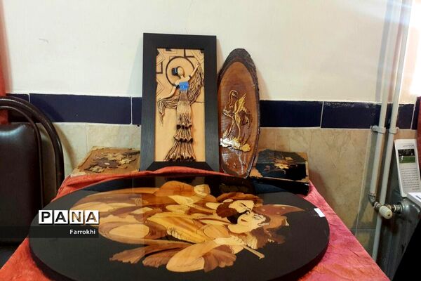 برگزاری نمایشگاه نقاشی در دبیرستان فروغ به‌مناسبت دهه فجر