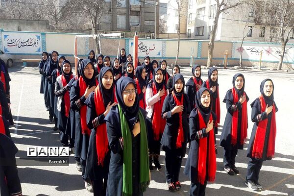 برگزاری نمایشگاه نقاشی در دبیرستان فروغ به‌مناسبت دهه فجر