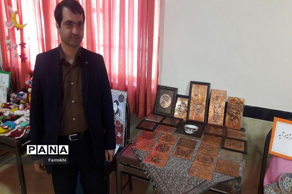 برگزاری نمایشگاه نقاشی در دبیرستان فروغ به‌مناسبت دهه فجر