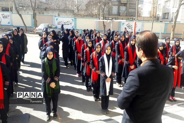 برگزاری نمایشگاه نقاشی در دبیرستان فروغ به‌مناسبت دهه فجر