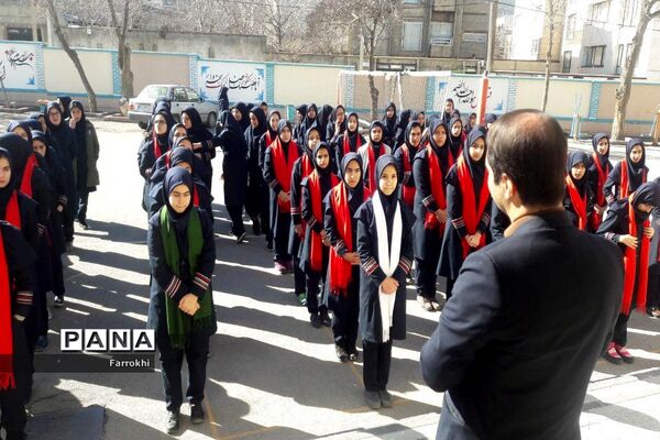 برگزاری نمایشگاه نقاشی در دبیرستان فروغ به‌مناسبت دهه فجر