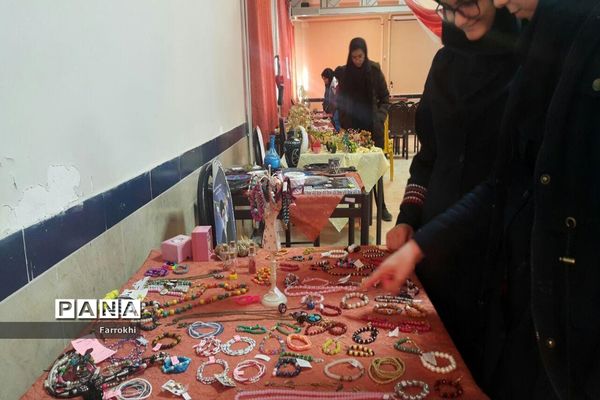 برگزاری نمایشگاه نقاشی در دبیرستان فروغ به‌مناسبت دهه فجر