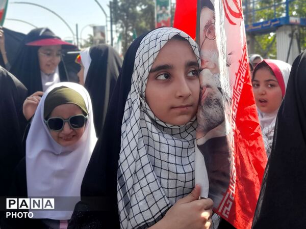 حماسه سرود 1000نفری دانش‌آموزان ناحیه ۴ کرج در بزرگداشت رهبر شهید