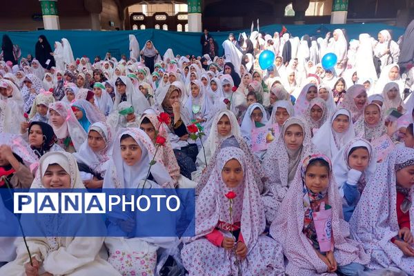 آیین تکلیف دختران دانش‌آموز قم در حرم حضرت معصومه(س)