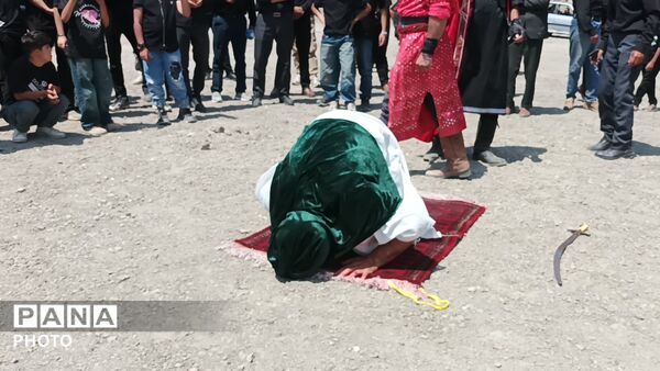 مراسم نمادین تعزیه خوانی در روز عاشورای حسینی در شهر بار نیشابور