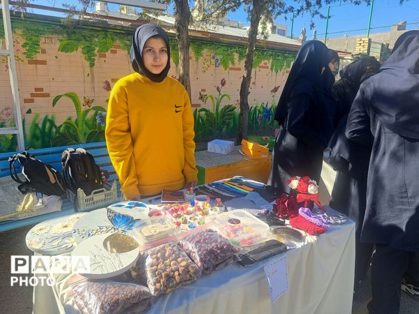 بازارچه دانش‌آموزی در دبیرستان علی افشارنژاد