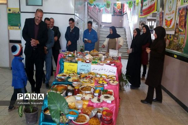 برپایی جشنواره غذای سالم در دبستان قرآنی مائده منطقه خزل