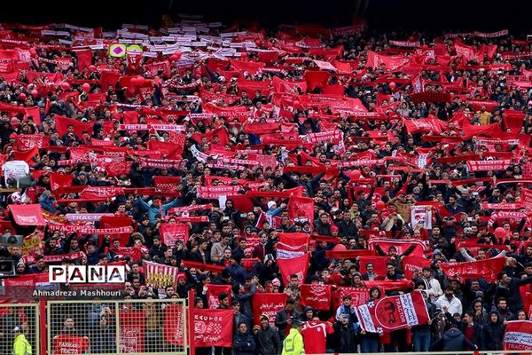 دیدار تیم‌های استقلال تهران و تراکتورسازی تبریز