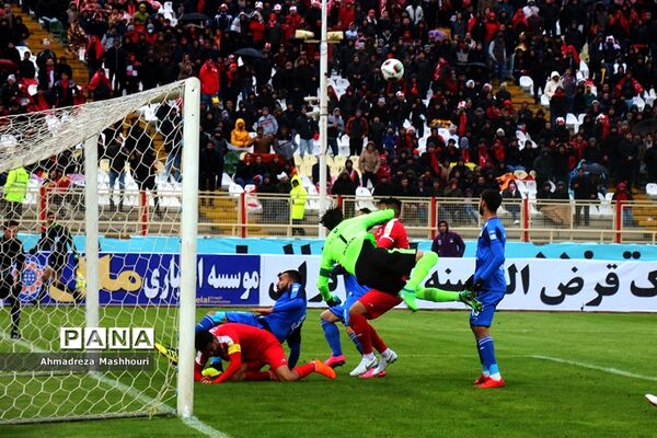 دیدار تیم‌های استقلال تهران و تراکتورسازی تبریز