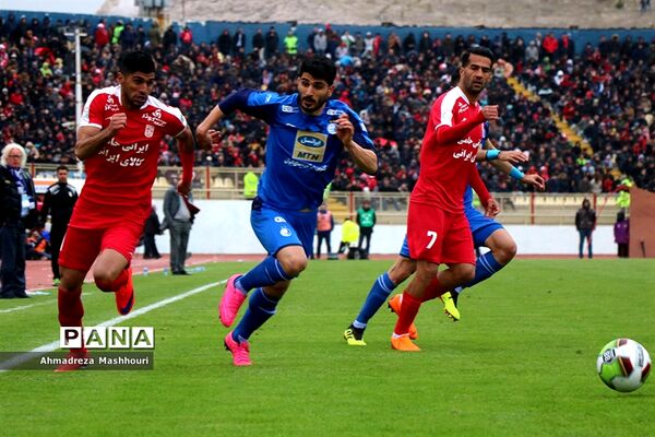 دیدار تیم‌های استقلال تهران و تراکتورسازی تبریز