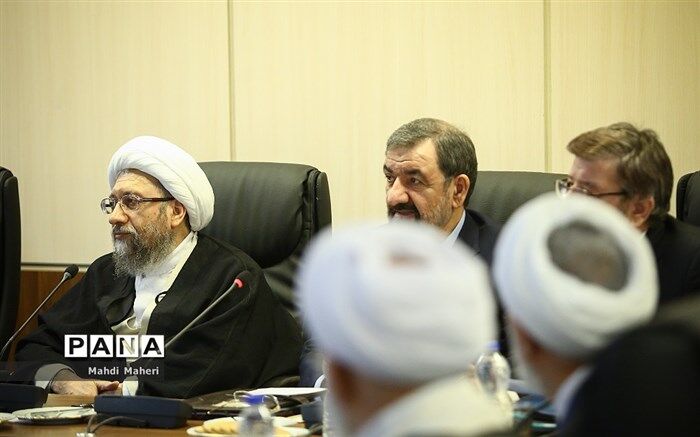 آملی لاریجانی: آیا واقعا مجمع تشخیص باید با قلدرمابی غربی‌ها همراهی کند