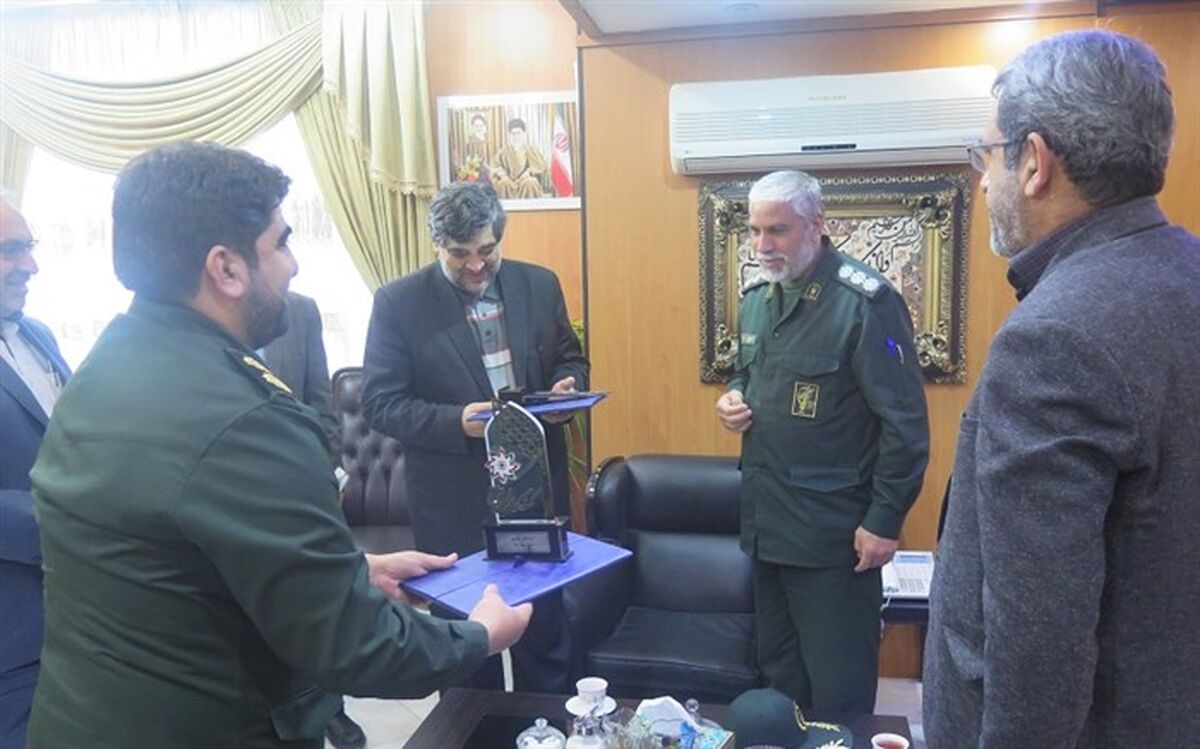 اهدای لوح سپاس کنگره ملی ٢٠٠٠ شهید خراسان جنوبی به مدیرکل فرهنگ و ارشاد اسلامی استان