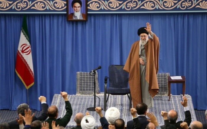 رهبر انقلاب : تکلیف آمریکا مشخص است باید مراقب اروپا بود که با خدعه عمل می‌کند