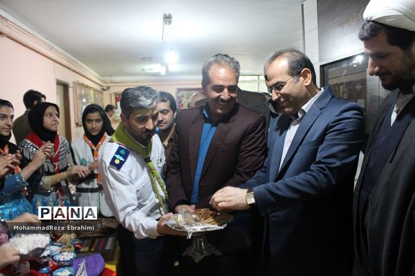 بازدید مدیرکل آموزش و پرورش استان همدان از غرفه‌های جشنواره بومی محلی سازمان دانش‌آموزی
