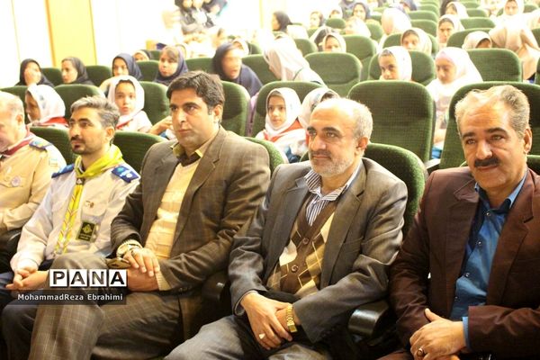 بازدید مدیرکل آموزش و پرورش استان همدان از غرفه‌های جشنواره بومی محلی سازمان دانش‌آموزی