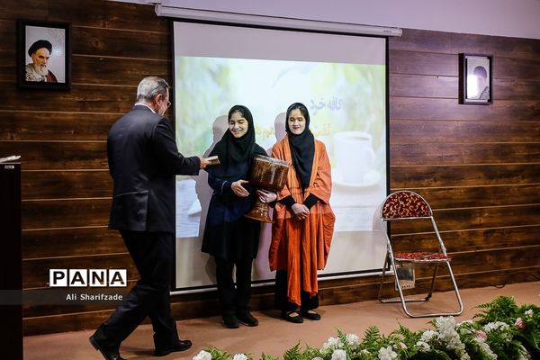 مراسم رو نمایی از کتاب «مرگ مدرسه؟» در کافه خرد