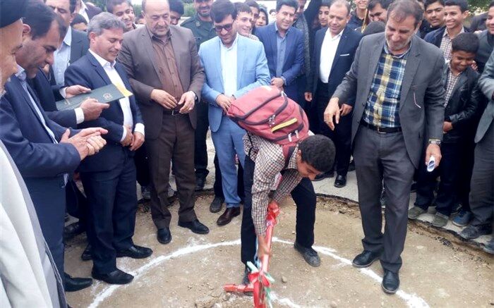 دانش‌آموز فراشبندی کلنگ احداث یک مدرسه 6 کلاسه را به زمین زد