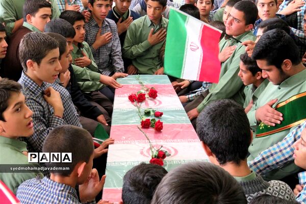 دانش‌آموزان میزبان شهدای گمنام