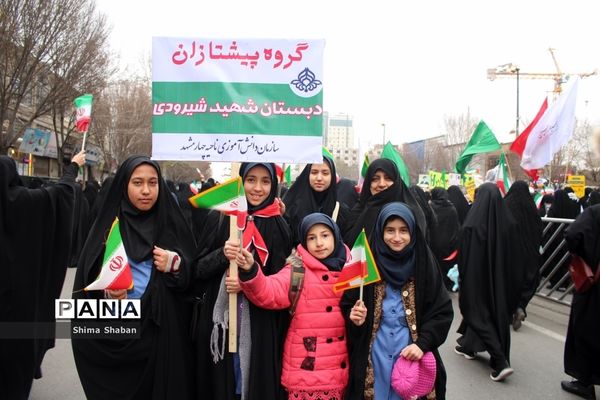 حضور دانش‌آموزان در راهپیمایی 22 بهمن مشهد