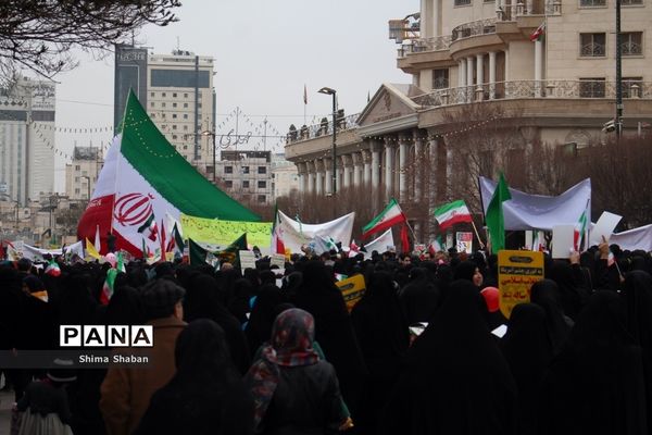 حضور دانش‌آموزان در راهپیمایی 22 بهمن مشهد