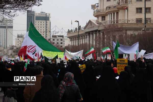 حضور دانش‌آموزان در راهپیمایی 22 بهمن مشهد