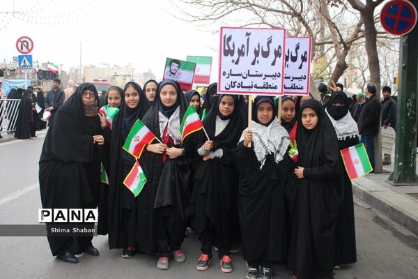 حضور دانش‌آموزان در راهپیمایی 22 بهمن مشهد