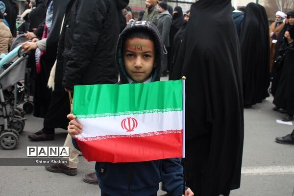 حضور دانش‌آموزان در راهپیمایی 22 بهمن مشهد