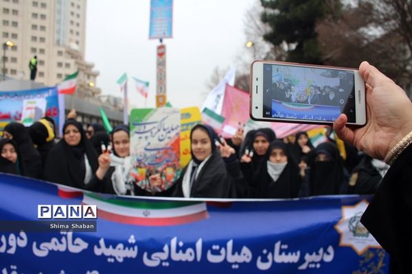 حضور دانش‌آموزان در راهپیمایی 22 بهمن مشهد