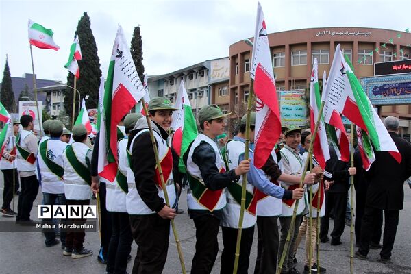 حضور دانش‌آموزان پیشتاز مازندران در راهپیمایی 22 بهمن و حمل مشعل 40سالگی انقلاب