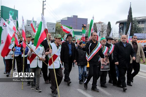 حضور دانش‌آموزان پیشتاز مازندران در راهپیمایی 22 بهمن و حمل مشعل 40سالگی انقلاب