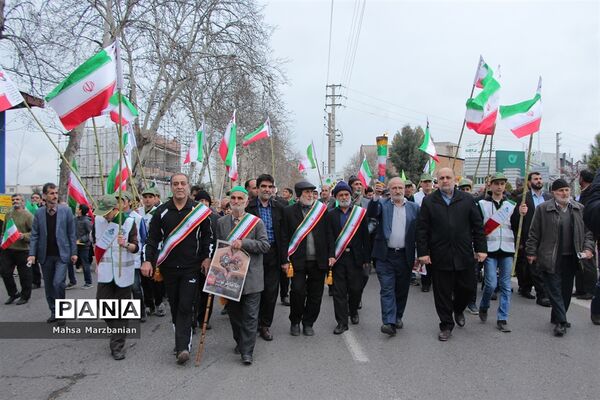 حضور دانش‌آموزان پیشتاز مازندران در راهپیمایی 22 بهمن و حمل مشعل 40سالگی انقلاب
