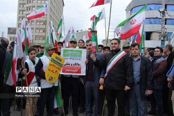 حضور دانش‌آموزان پیشتاز مازندران در راهپیمایی 22 بهمن و حمل مشعل 40سالگی انقلاب