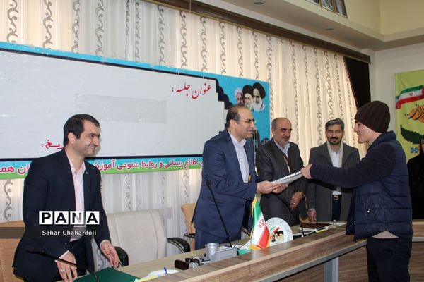 نشست مشترک مجلس و شورای دانش‌آموزی در همدان