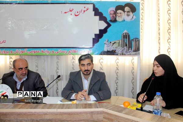 نشست صمیمی اعضای مجلس و شورای دانش‌آموزی با معاون پرورشی و فرهنگی آموزش و پرورش استان همدان