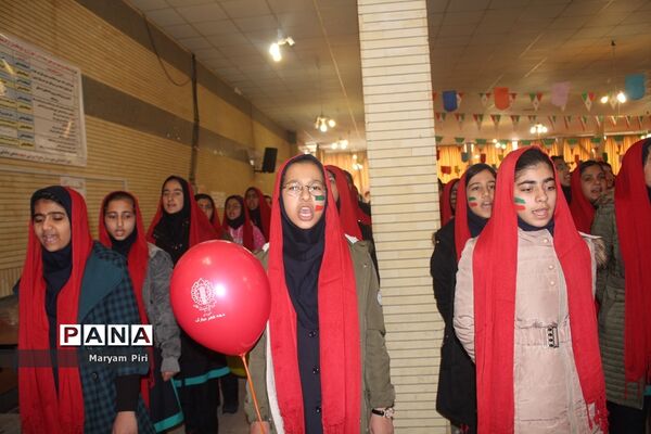 تمرین نهایی سرود 1357 نفری توسط دانش آموزان مدارس منتخب همدان