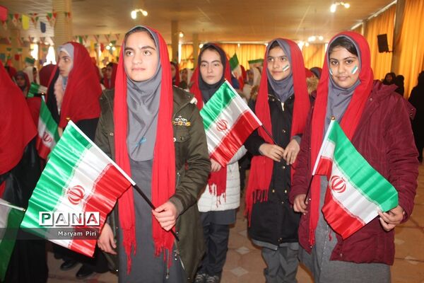 تمرین نهایی سرود 1357 نفری توسط دانش آموزان مدارس منتخب همدان