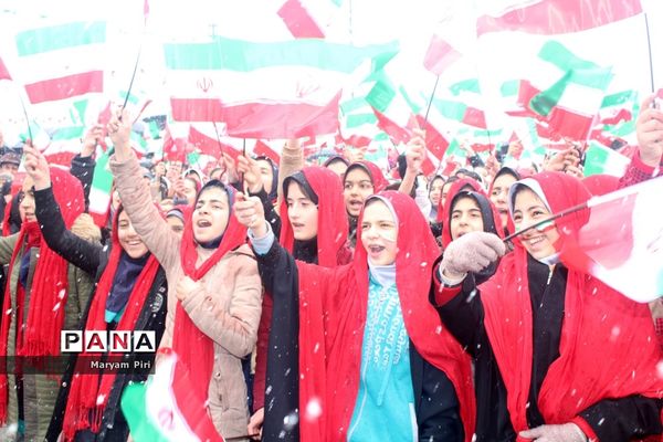 تمرین نهایی سرود 1357 نفری توسط دانش آموزان مدارس منتخب همدان