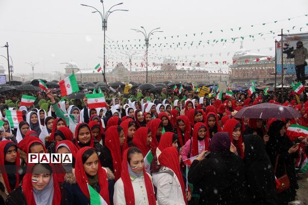 تمرین نهایی سرود 1357 نفری توسط دانش آموزان مدارس منتخب همدان