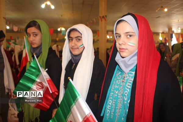 تمرین نهایی سرود 1357 نفری توسط دانش آموزان مدارس منتخب همدان
