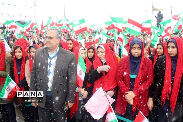 تمرین نهایی سرود 1357 نفری توسط دانش آموزان مدارس منتخب همدان