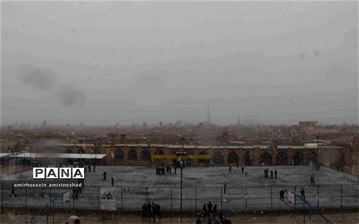 شادی دانش آموزان بعد از انتظار طولانی برای برف