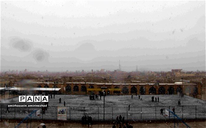 شادی دانش آموزان بعد از انتظار طولانی برای برف